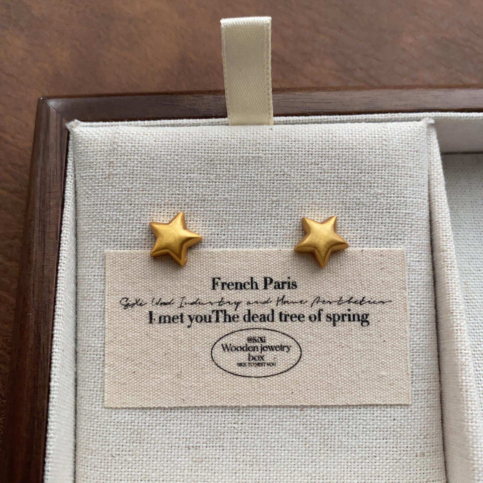 

Small three-dimensional simple five-pointed star stud earrings retro romantic sweet earrings