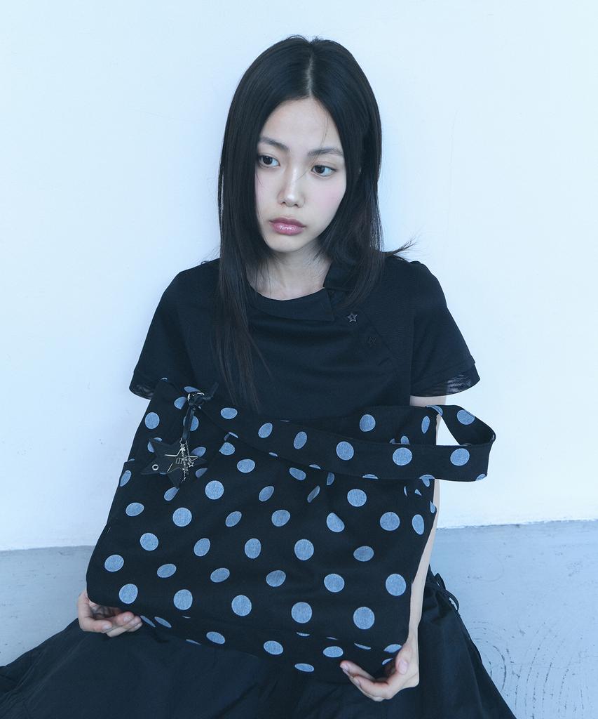 Oart Dot Pleats Shoulder Bag [Black]