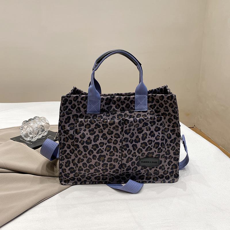 

Холщовая сумка с леопардовым принтом, женская сумка-тоут, большая вместимость, осень-зима можно носить через плечо 2025 новая сумка для отдыха и работы