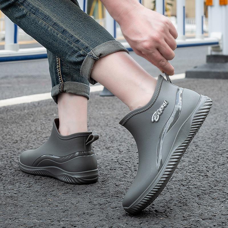 Men's and women's water shoes short tube thickened non-slip rubber shoes fashion shoes Martin snow kitchen waterproof boots couple rain shoes