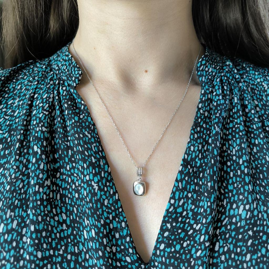 Серебряное колье с натуральным перламутром, вес изделия 3,69 гр (2184836)