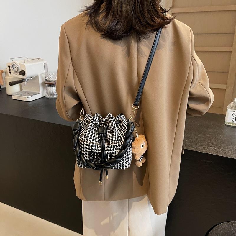 

2025 новая клетчатая парусиновая сумка-ведро, высококлассное ощущение, нишевая, подмышечная, ретро, на одно плечо, кроссбоди, тренд 17*11*16 белый