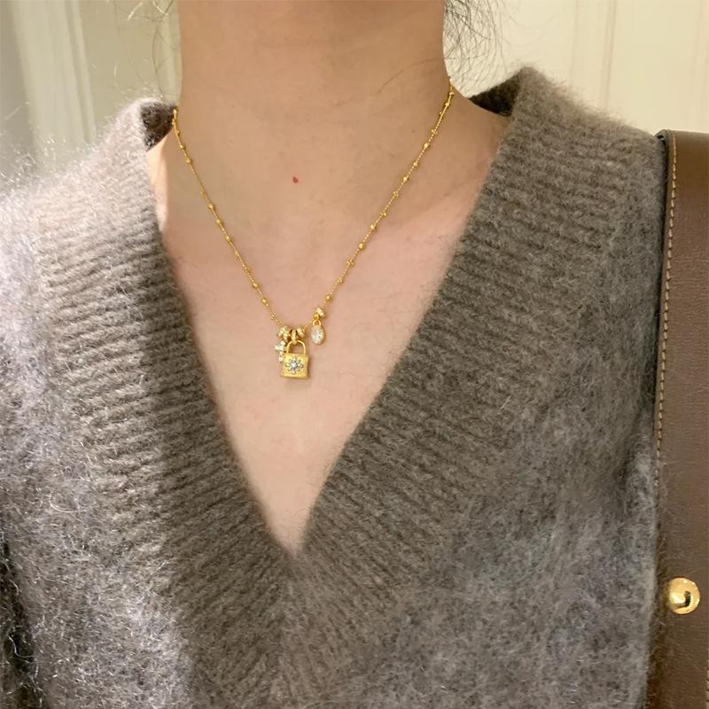 Elegant Cross Clasp Choker Necklace - Light Luxury Women's Pendant