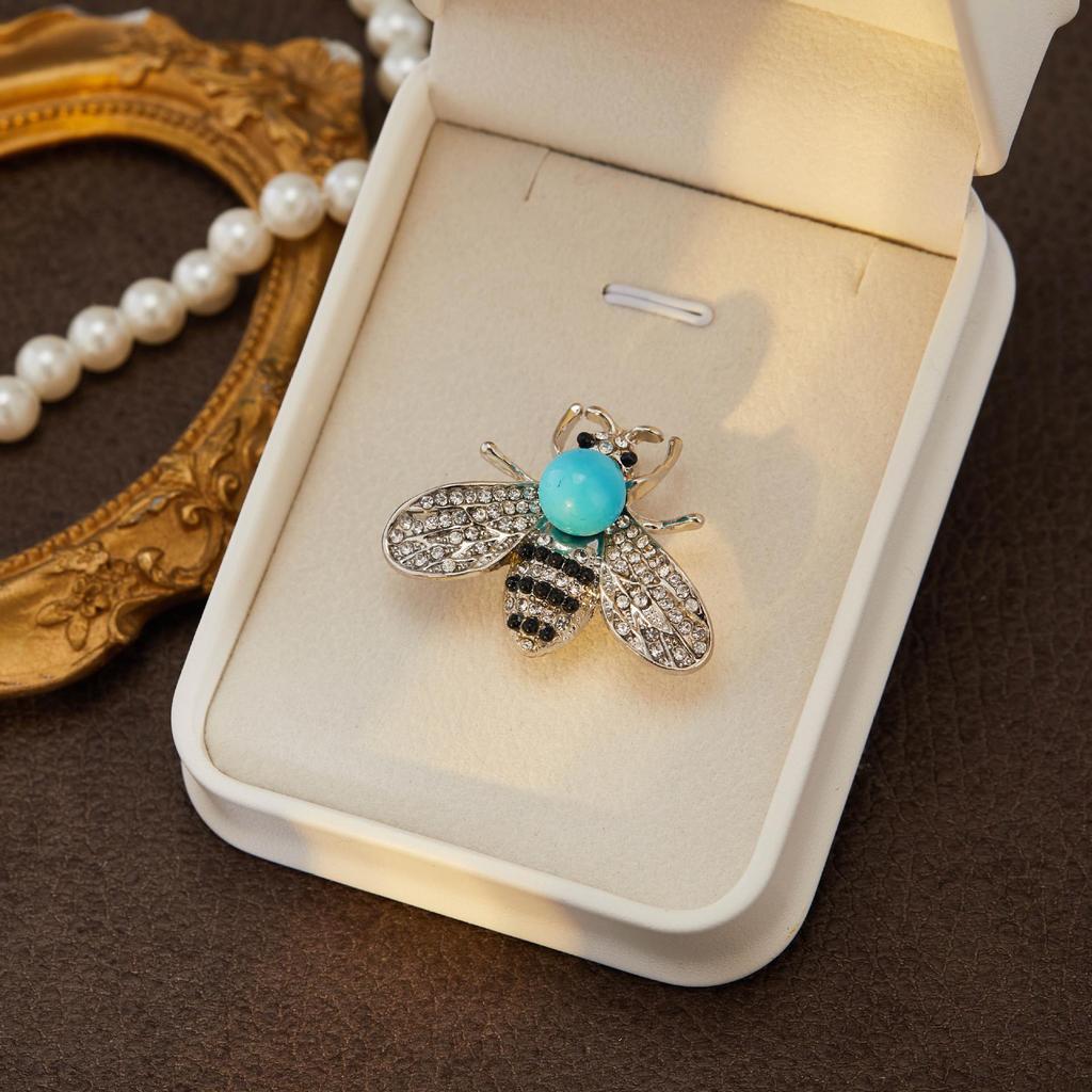 High-End Women's Bee Brooch: Korean Luxury Temperament Badge Pin for Versatile Clothing Accessories