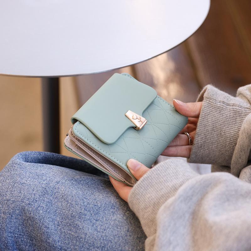 Women's Short Wallet with Simple and Versatile Hardware Buckle Niche Short Wallet