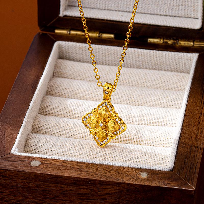 Elegantní přívěsek čtyřlístku s diamanty, pískované zlato, dámské vintage šperky v dvorském stylu