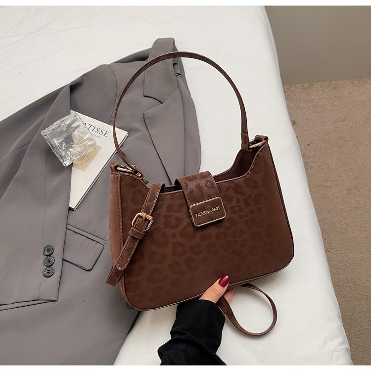 

2025 Korean version of the new small bag bag women s simple commuter women s bag fashionable casual bag retro handbag shoulder underarm bag темно-коричневого