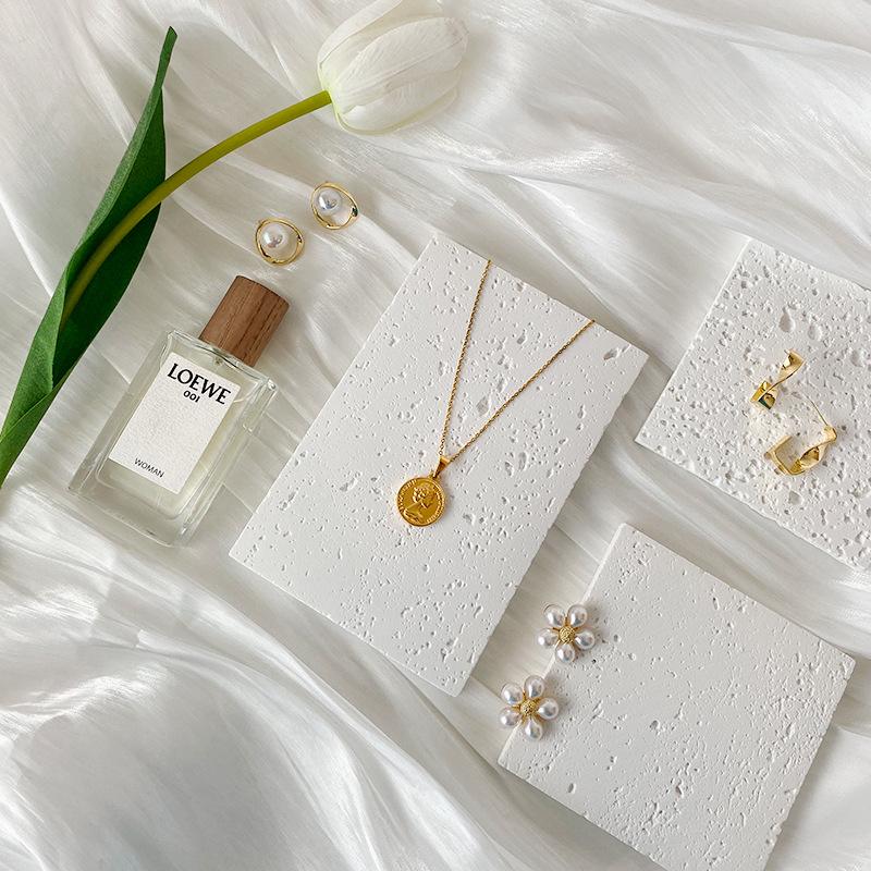 Kwadratowa kamienna jaskinia biżuteria kosmetyki rekwizyty zdjęcia pozowanie fotografia biżuterii kreatywny design tło do sesji dekoracja