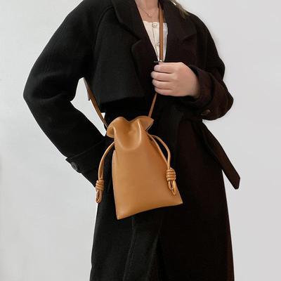 Beuteltasche aus echtem Leder für Damen 2021 mit Kordelzug – One-Shoulder-Crossbody, modisch und schlicht.