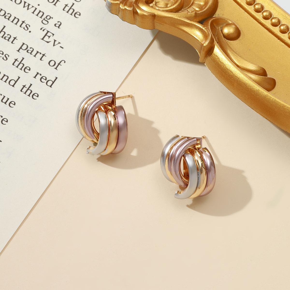 Серьги с дизайном  Скрученный металл : Минималистичный холодный стиль