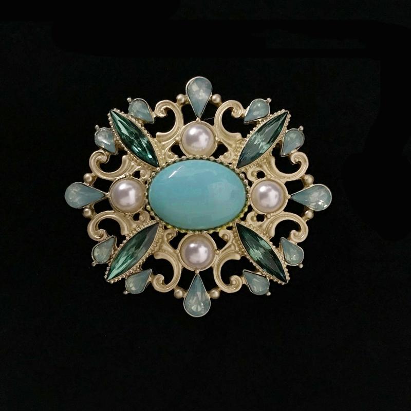 

Винтажный Дворцовый Стиль Женщины Девушки Мода Кристалл Крест Брошь Значки Дизайн Барокко Леди Банкет Вечеринка Булавка Ювелирные Изделия Пряжки