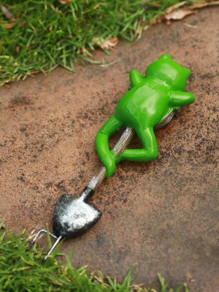 1pc Frog Gnome Shovel Garden Bonsai Craft Decorations Lipid Insert Home Outdoor Flowerpot Decor Creative Craft Decorative Item