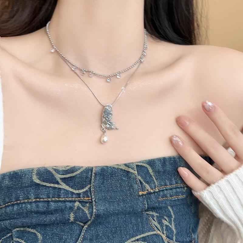 French Casual Wind Titanium Steel Triangle Necklace Light Luxury High Sense Simple Sweater Chain Trend Item Decoration Niche