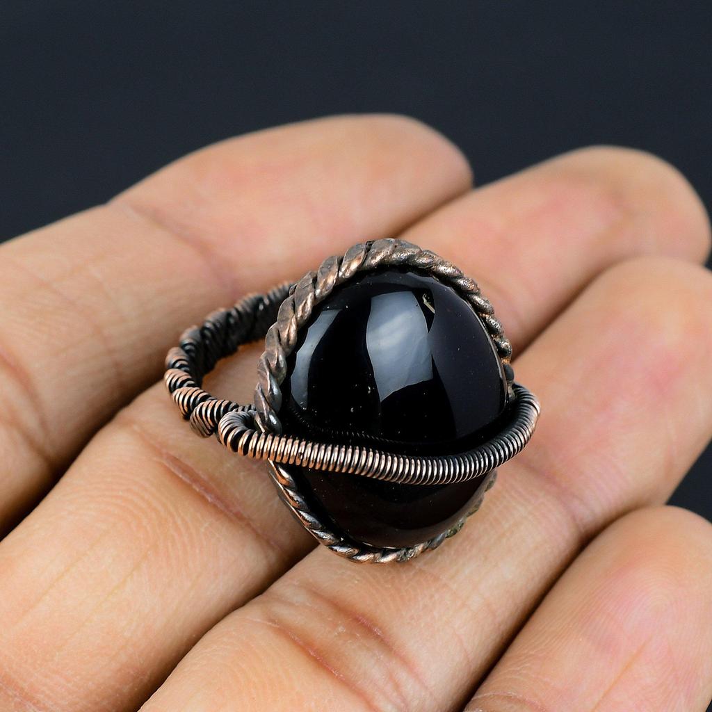 Anel de joia feito à mão com fio de cobre e pedra preciosa de ônix preto para presente