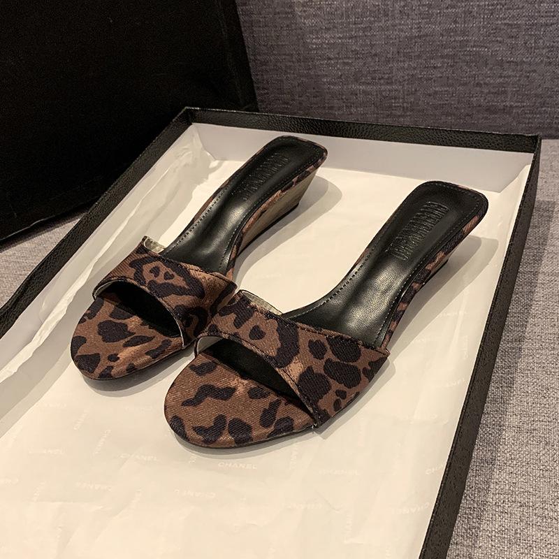 

Леопардовые танкетки женские летние новые модные универсальные темпераментные шлепанцы сандалии 40 цветной печати леопарда