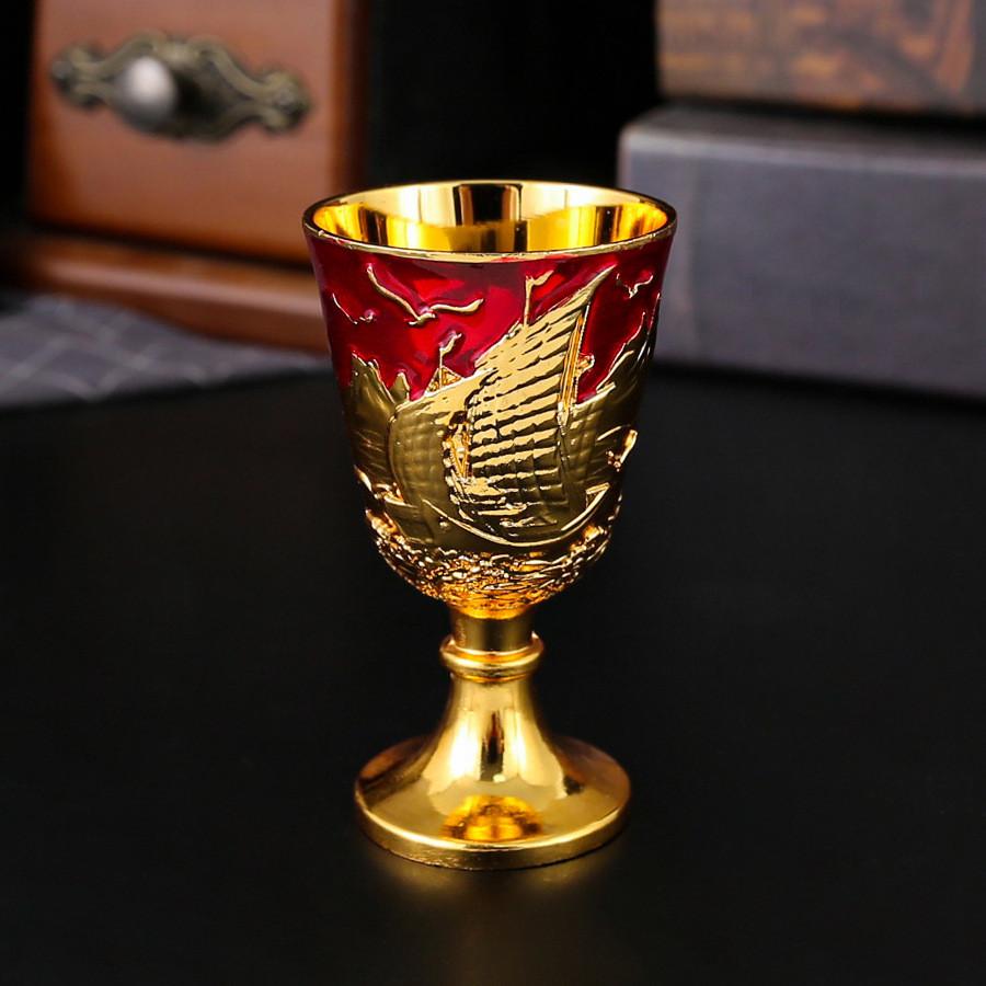 Messing-Schnapsglas auf hohem Fuß mit modernem minimalistischem Design für die Dekoration einer Hausbar