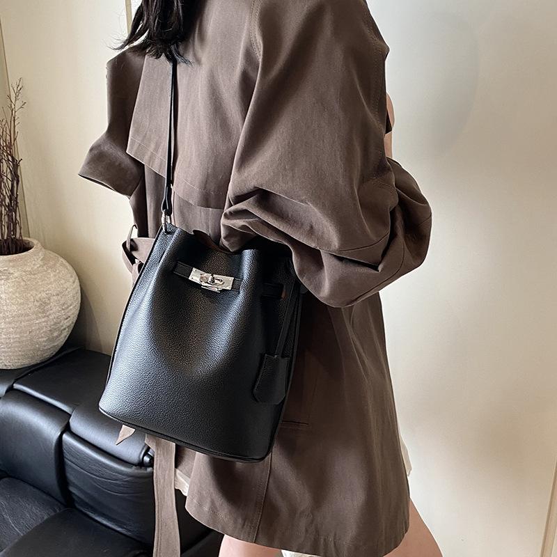 

2025 autumn and winter new classic versatile bucket bag Kelly bag premium sense large capacity shoulder bag 21*11*23 чёрный