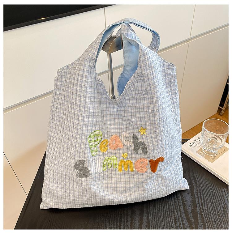 

Маленькая свежая клетчатая портативная сумка-тоут женская сумка 2025 лето новая модная сумка на плечо с буквенным принтом трендовая сумка под мышкой