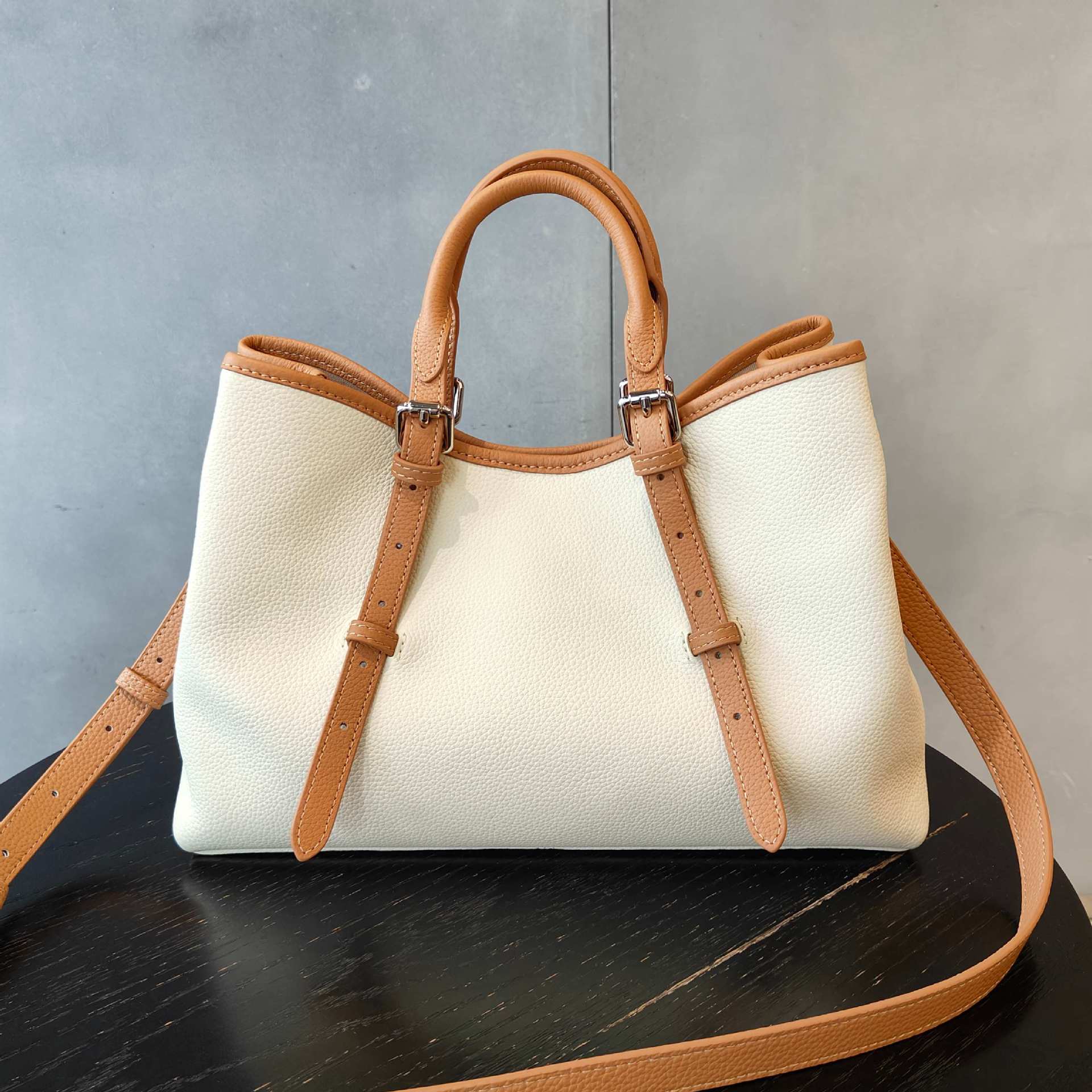 

Leather women s bags women s 2025 new messenger high-end commuting first-layer cowhide tote bag women s handbag 32x12x22cm білий