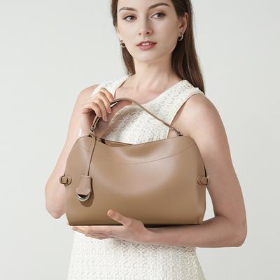Geantă de damă crossbody din piele naturală cu un sentiment de lux. O geantă tote simplă, de mare capacitate, de mână, din piele de vacă, pentru doamne