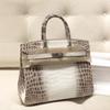 La borsa da donna Yijinyuan ha solo trent'anni. Stessa Borsa. Borsa a Mano in Vera Pelle con Fantasia Coccodrillo a Gradiente Platino 2021. Pendolare.
