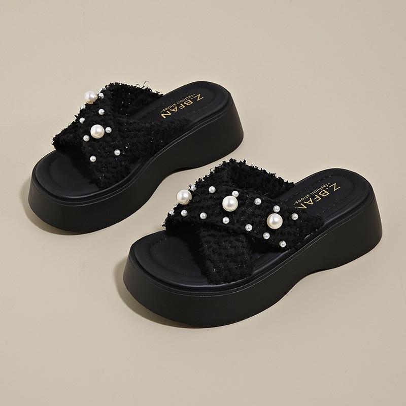 Internet Celebrity Beautiful Casual Pearl Slippers Summer Wear 2025 New Student Thick Bottom Beach Fashion One Word Cool Slippers