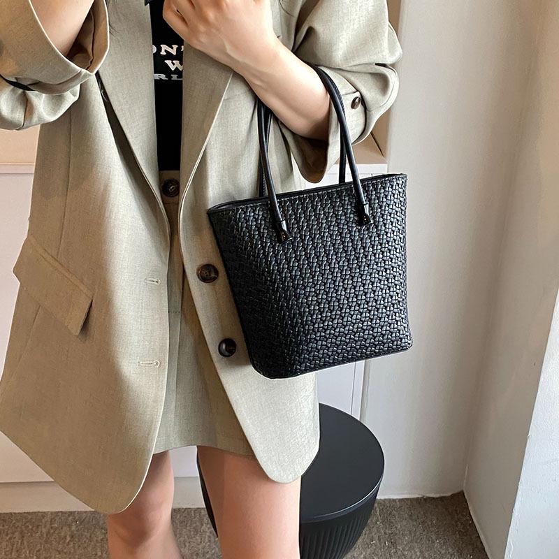 Premium texture small bag women's 2025 new spring and summer versatile messenger bag fashion super fire handbag bucket bag