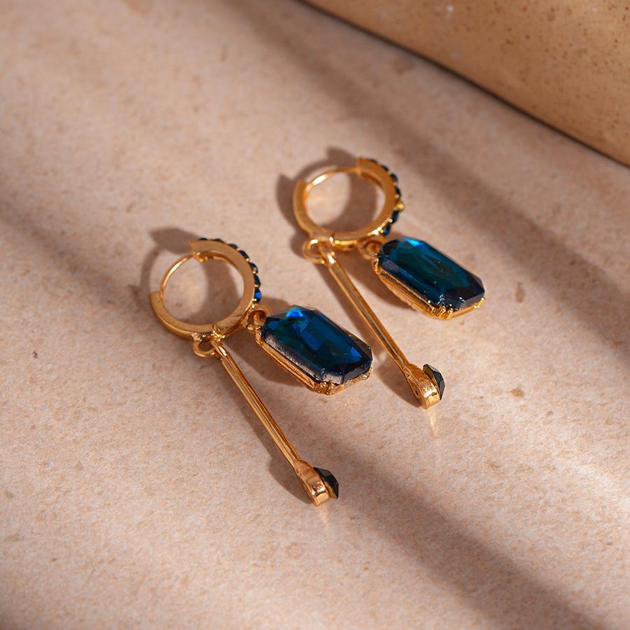 

Ретро Геометрические Серьги-Каффы с Голубыми Бриллиантами - Французская Роскошь и Высокий Стиль для Женщин