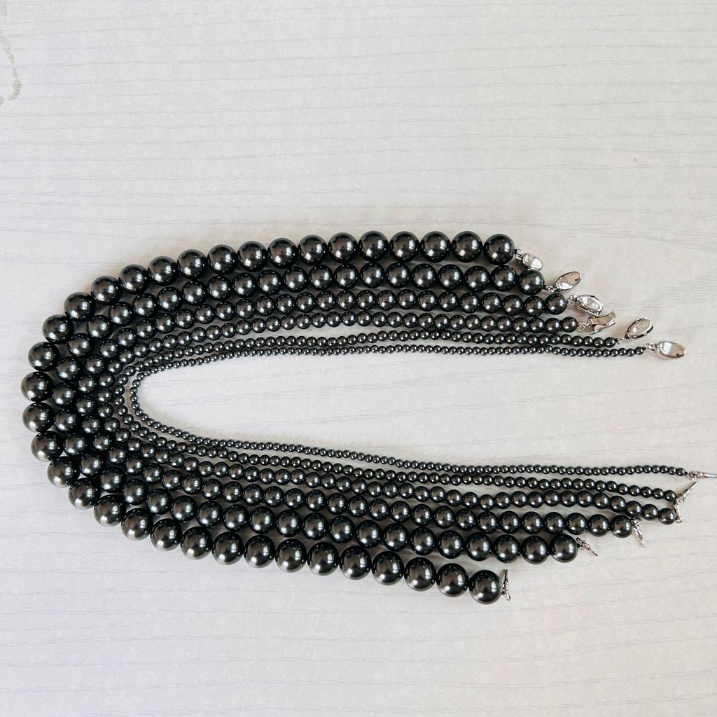 Elegancki naszyjnik obojczykowy z perłą tahitańską i zapięciem w kształcie sztabki ze srebra próby 925