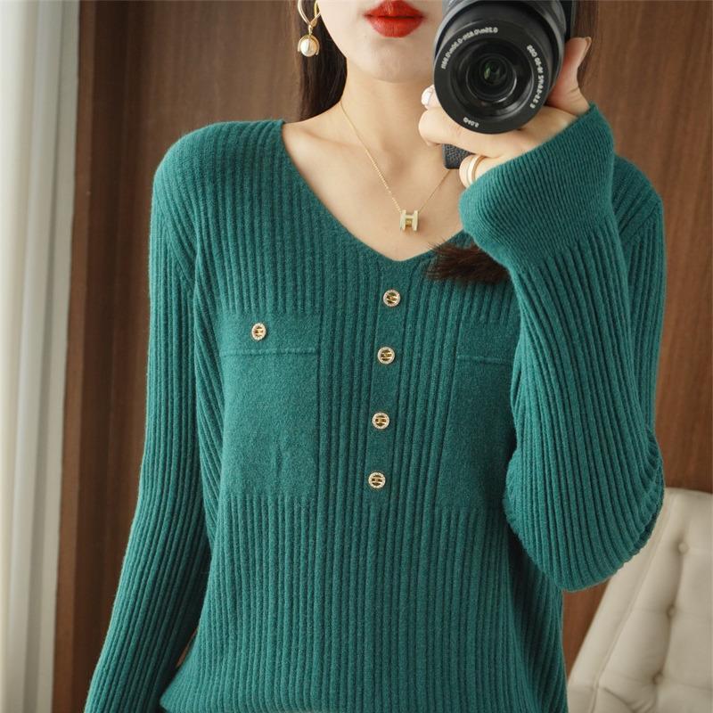 Spring and Autumn New Women's Low-Neck Sweater Women's V-Neck Drilled Buckle Andy Velvet Knitted Bottom Sweater Women's Batch