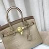 Borsa a tracolla da donna in pelle di vacchetta pressata effetto coccodrillo verniciata platino con tracolle per pendolari di grande capacità fonte