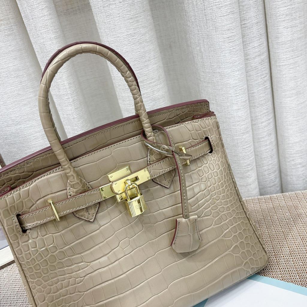 Borsa a tracolla da donna in pelle di vacchetta pressata effetto coccodrillo verniciata platino con tracolle per pendolari di grande capacità fonte