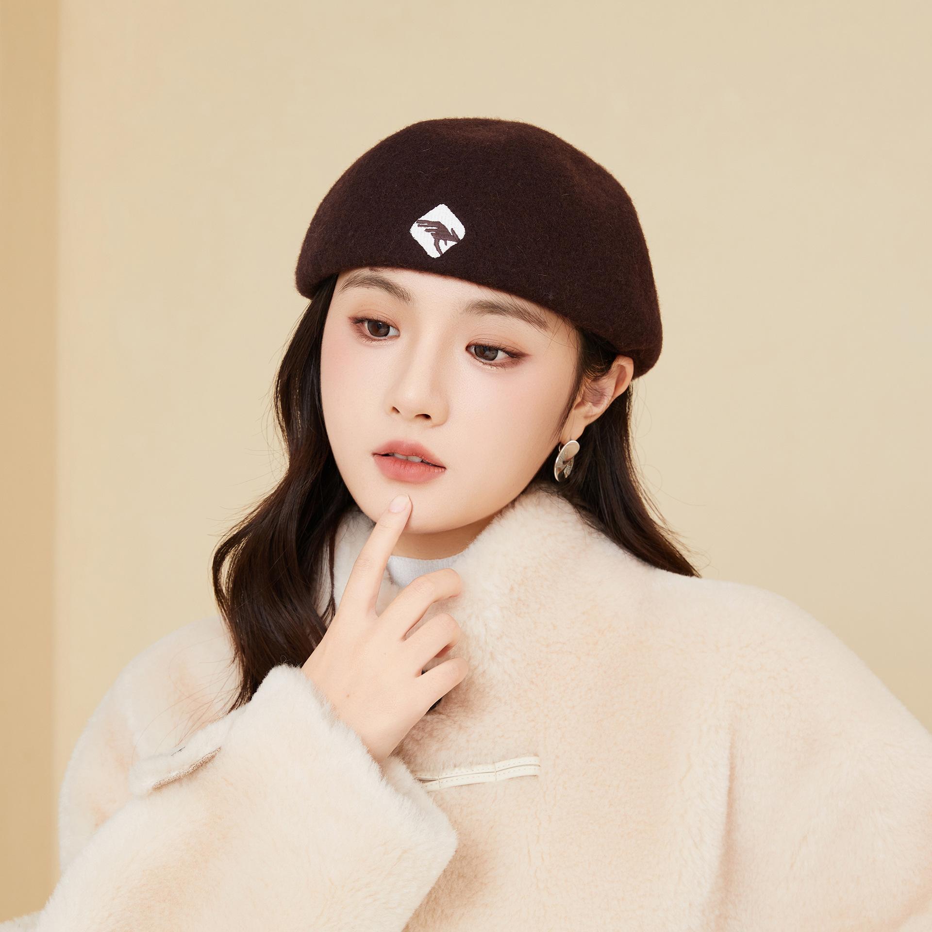 

New high-quality woolen beret women s autumn and winter Korean version versatile forward hat Internet celebrity face little painter hat One size темно-коричневого кольору