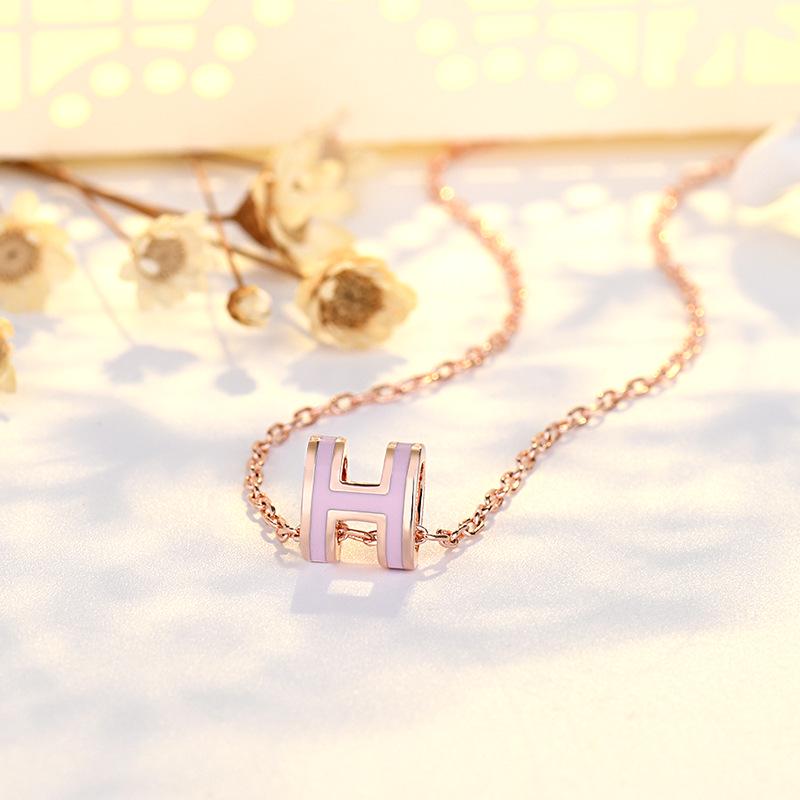 

Ожерелье с эмалированной буквой H из розового золота