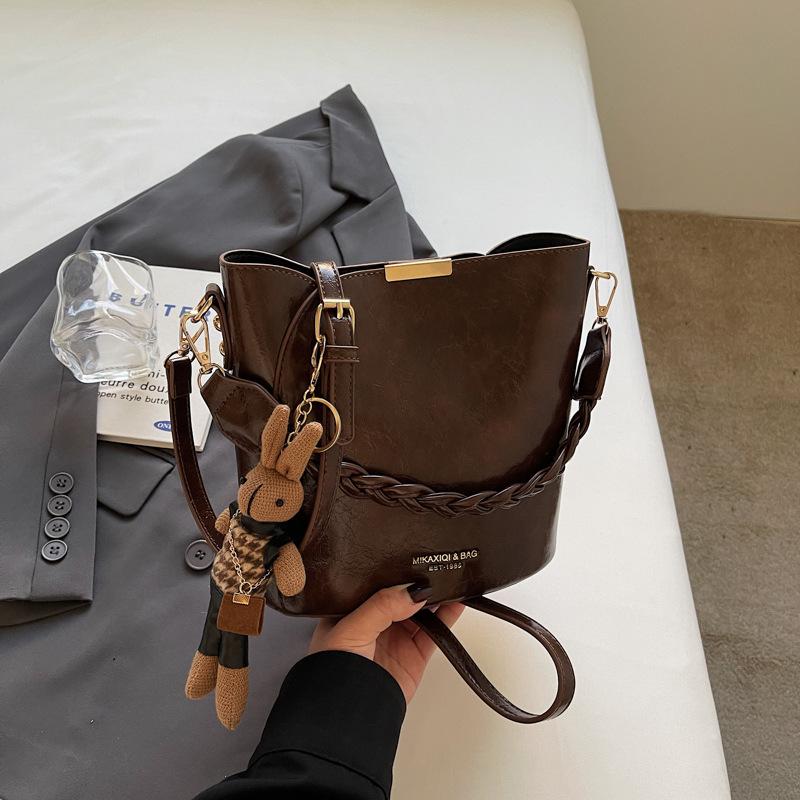 Retro Niche Design Bag Women's New High-end Texture Versatile Messenger Bag Portable Bucket Bag