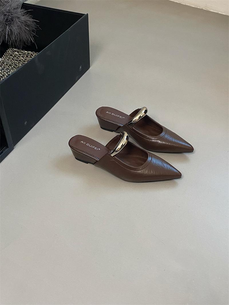 

Niche high-end pointed metal buckle bag head thick heel slippers outer wear summer 2025 new retro cool slippers women 40