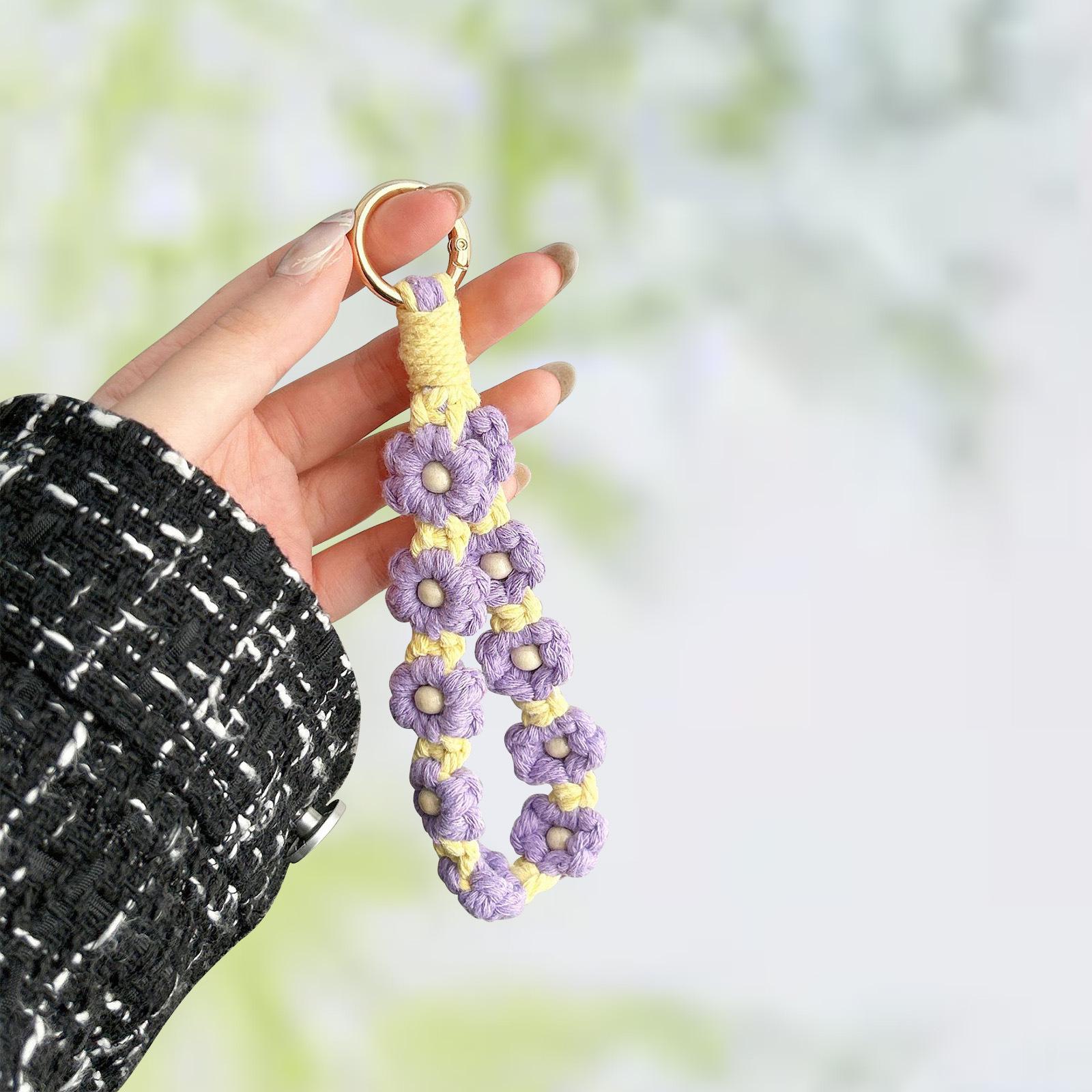 High-End Hand-Woven Daisy Keychain: Cute, Colorful Flower Ornament