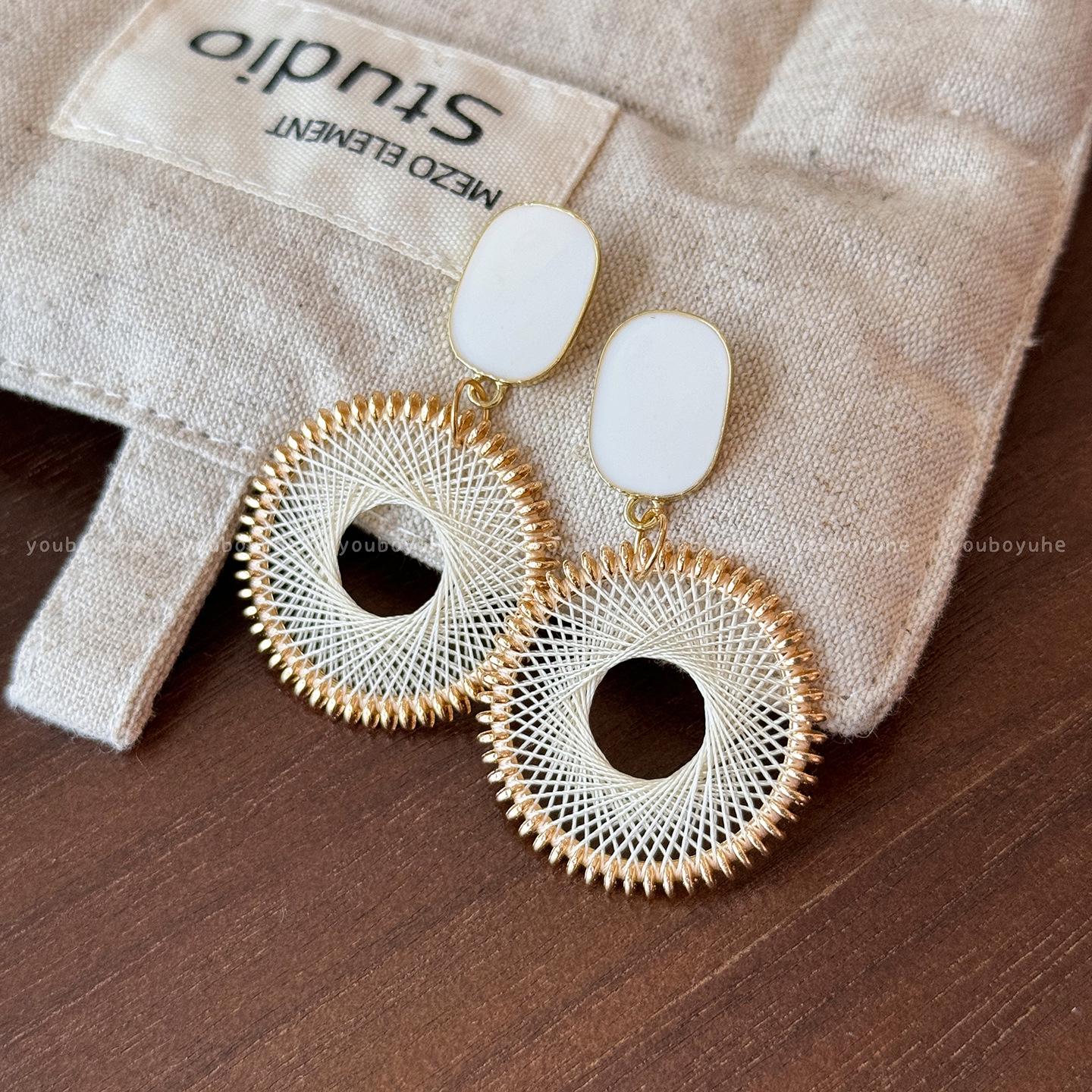 

Elegant Autumn Retro Hong Kong-Style Woven Circle Earrings: Light Luxury & Exquisite Statement for Women