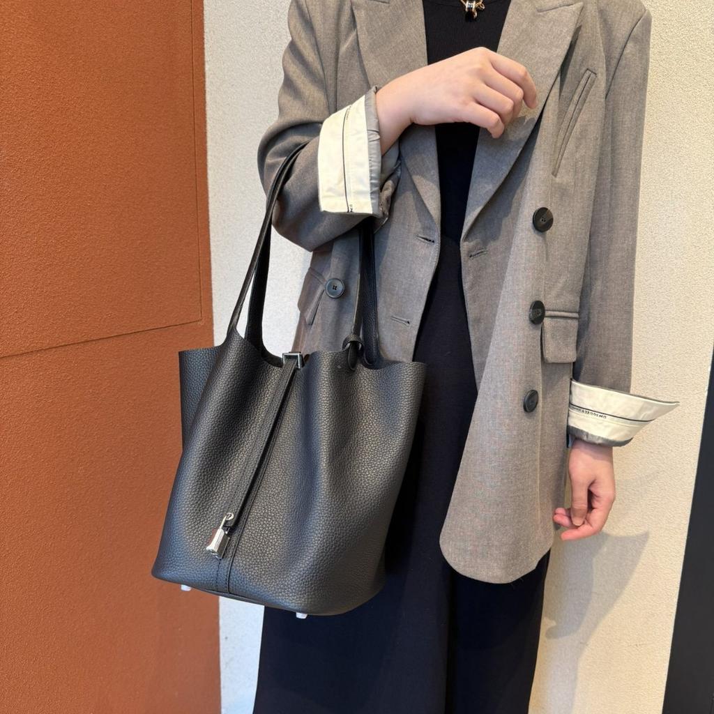 2025 New First-layer Cowhide Shoulder Vegetable Basket, Oversized Bucket Bag, High-end Handbag, Versatile Commuter Bag