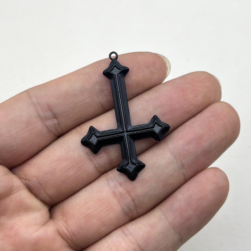 

Ожерелье с подвеской в виде перевернутого креста с капающим красным маслом - ювелирные изделия из сплава своими руками