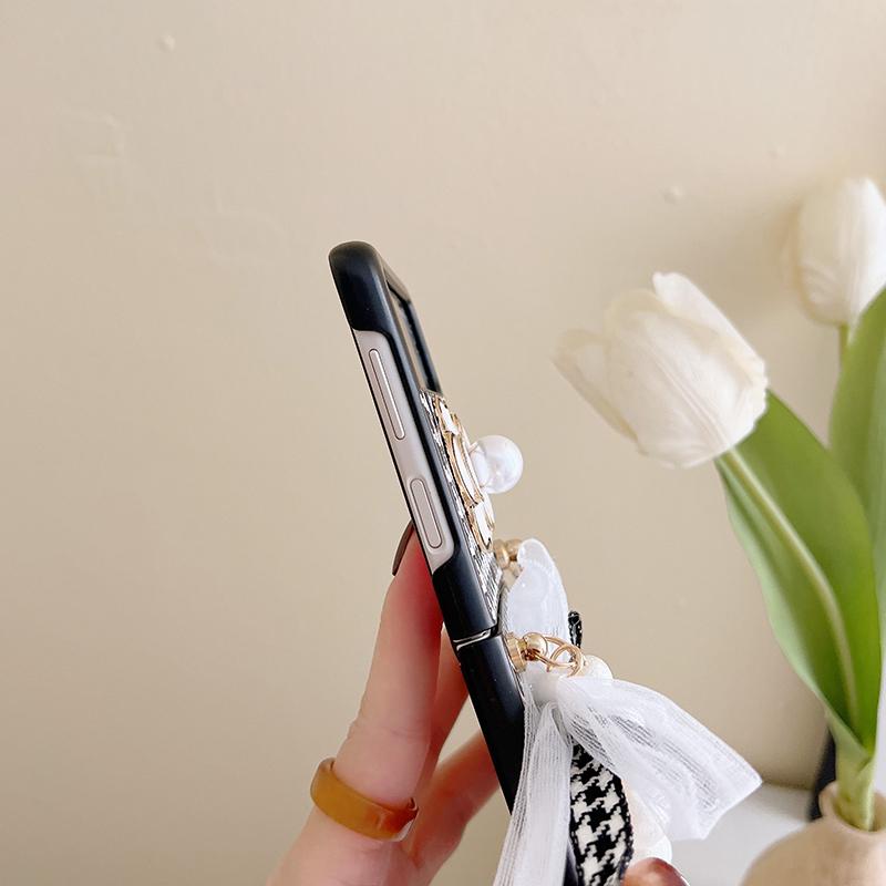 Schicke und elegante Hahnentritt-3D-Perlen-Kamelien-PU-Leder-Handyhülle für Samsung Galaxy Z Flip 3 5g mit tragbarem Armband