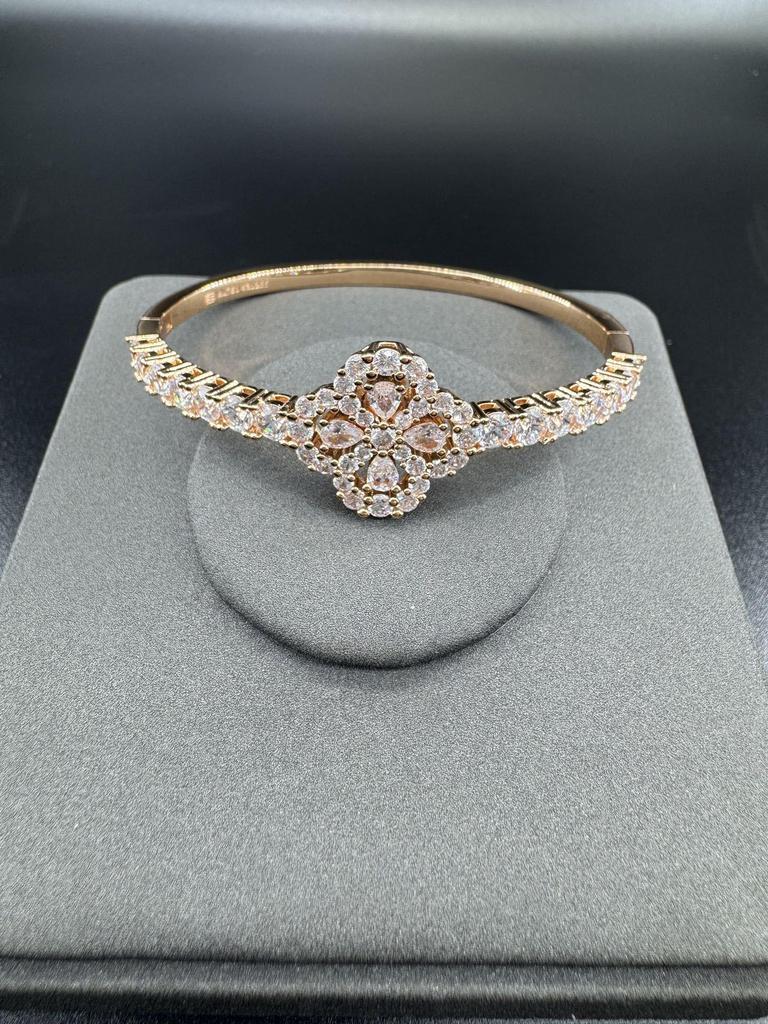 Luxury Diamond Four-Leaf Clover Bracelet - Elegant Valentine's Day Gift