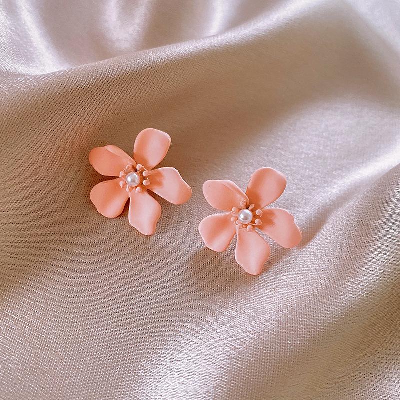Sweet color flower pearl stud earrings Internet celebrity fashion trend earrings commuter versatile small fresh earrings women