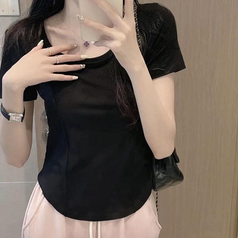 Dámské letní tričko s krátkým rukávem a úzkým střihem s nepravidelným zakřiveným lemem