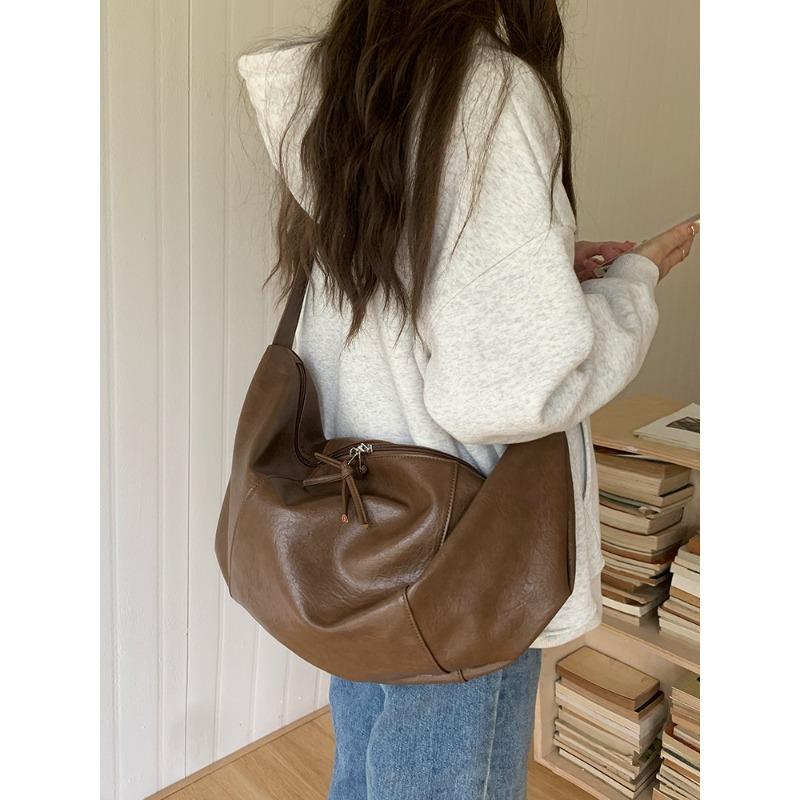 Large-capacity Dumpling-shaped Bag with Lazy Style, Simple and Casual Commuting Shoulder Bag