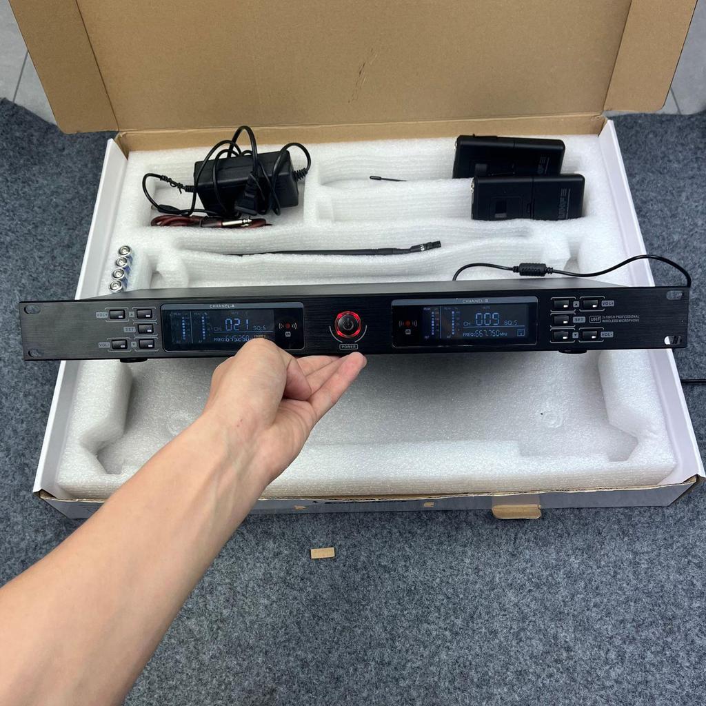U Band Wireless Lavalier Microphone for Conference