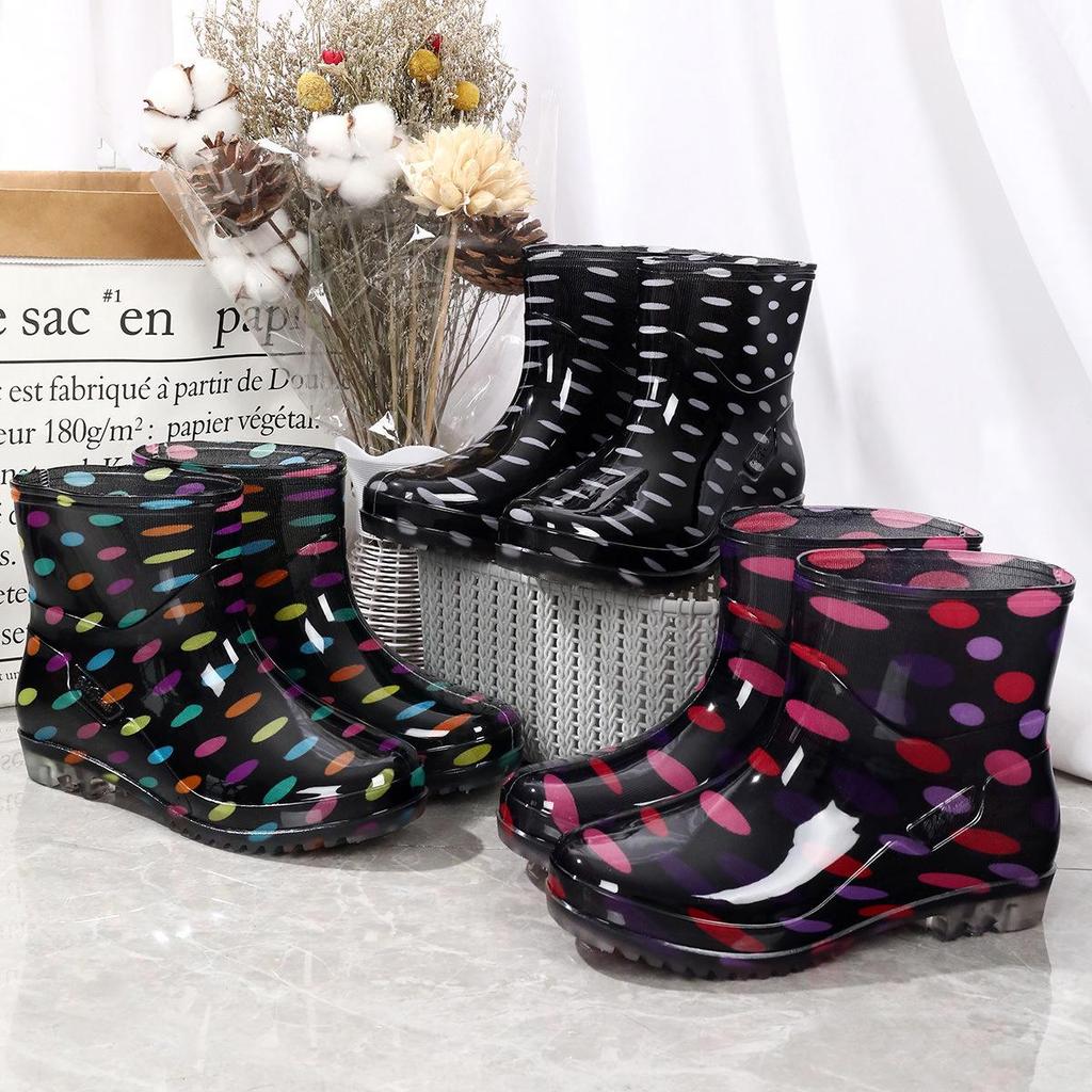Women's Fashion Non-Slip Short Rain Boots, Waterproof Outdoor Rubber Shoes with Warm Cotton Lining.