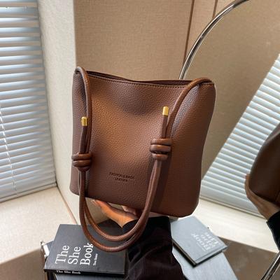 This Year, the Popular Retro Bag Women's Large-capacity 2025 New Autumn and Winter Versatile Shoulder Messenger Bag Bucket Bag
