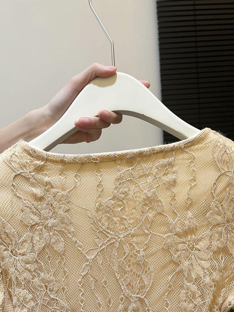 Chic Retro Lace Top with Velvet Lining - Sexy Slim-Fit Autumn/Winter Base Layer for Women