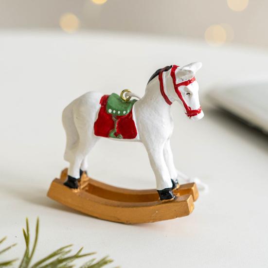 Vánoční závěsné figurky koní Pryskyřičná houpací bílý kůň ozdoba Poutavé dekorace pro sváteční atmosféru